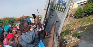 Colapsa puerta metálica del puente sobre río Masacre que conecta RD y Haití 