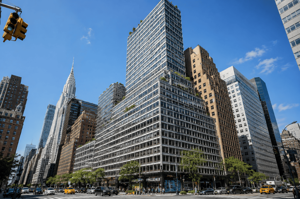 En riesgo de derrumbe rascacielos de New York; evacúan edificios cercanos