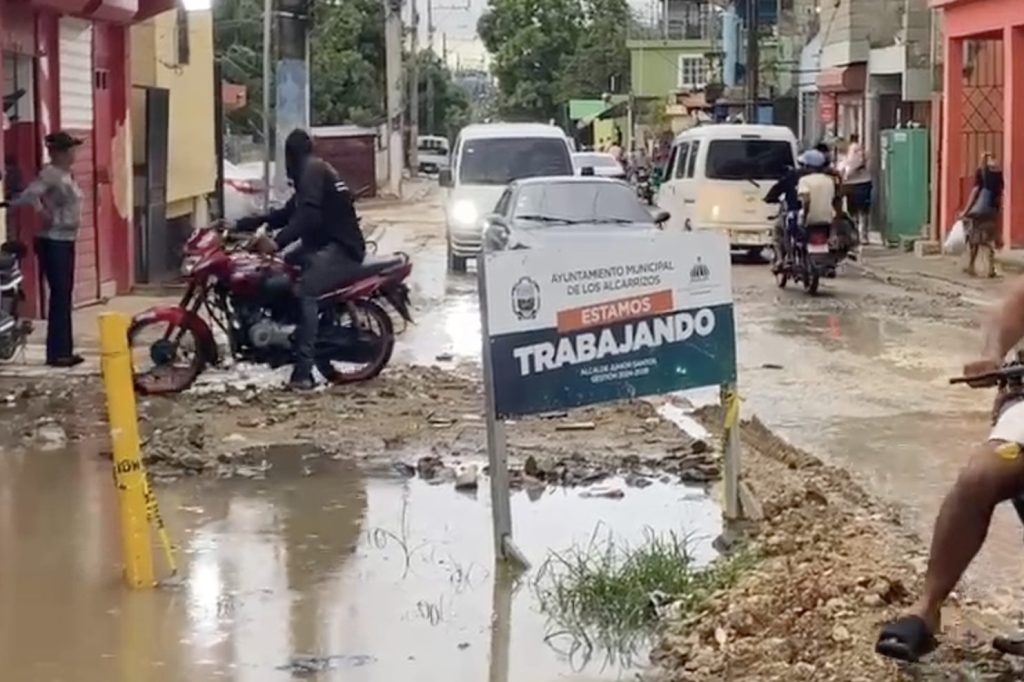Hacen llamado a Alcaldía de Los Alcarrizos a terminar calle intervenida y dejada abandonada