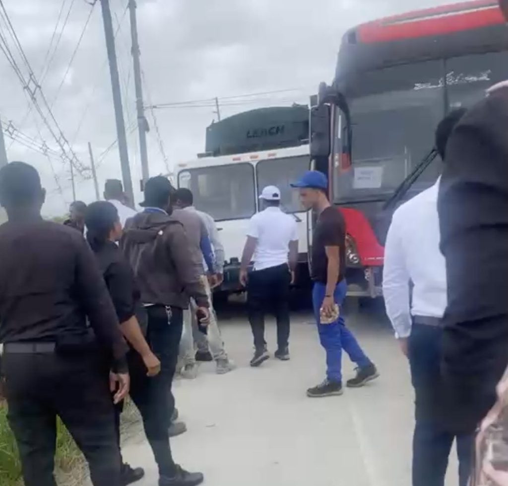 Haitianos intentan agredir a empleados tras chocar autobús de personal hotelero
