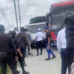 Haitianos intentan agredir a empleados tras chocar autobús de personal hotelero
