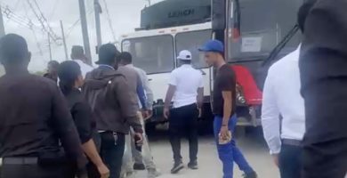 Haitianos intentan agredir a empleados tras chocar autobús de personal hotelero