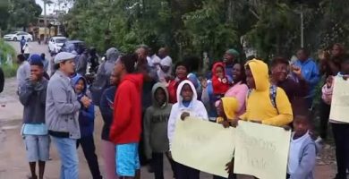 Residentes del Carril en Haina protestan y exigen asfaltado de sus calles