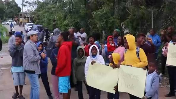 Residentes del Carril en Haina protestan y exigen asfaltado de sus calles