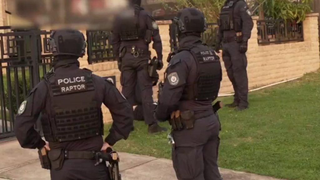 Tienden trampa y capturan presunto depredador de menores vinculado al crimen organizado en Sídney