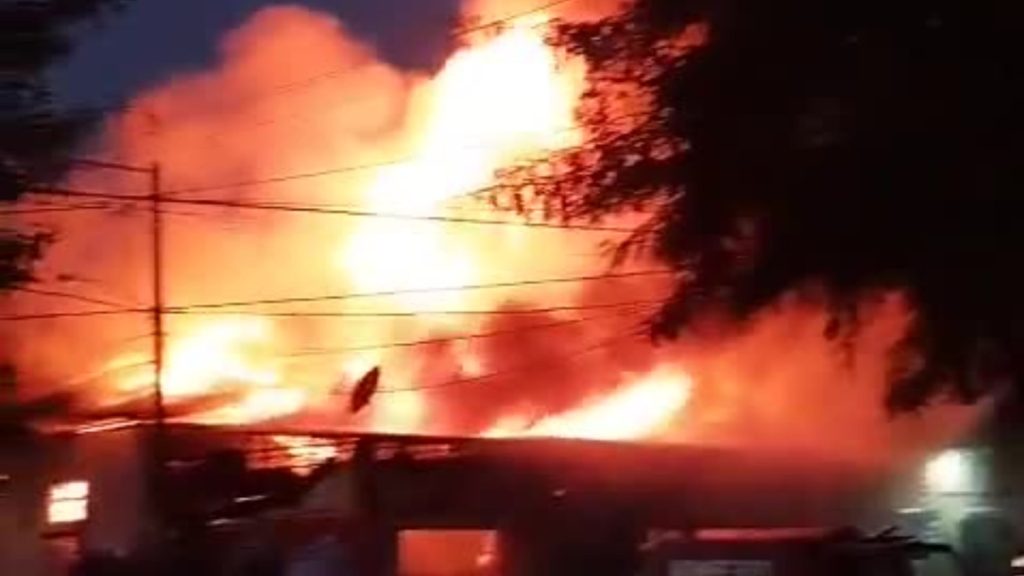 VIDEO: Voraz incendio reduce a cenizas varios negocios en el Mercado de Imbert