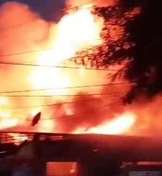 VIDEO: Voraz incendio reduce a cenizas varios negocios en el Mercado de Imbert