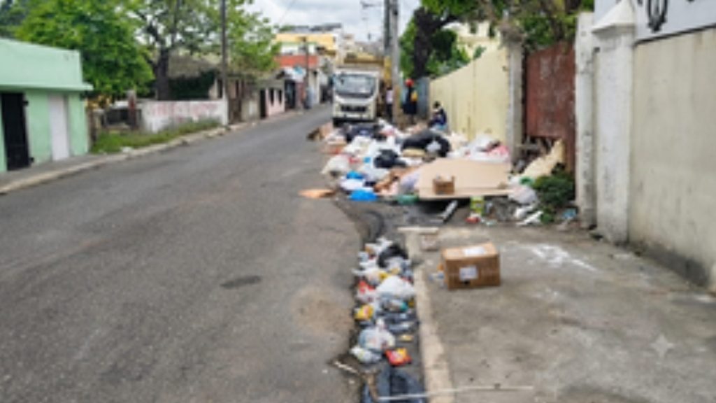 VIDEO: Sectores de Santo Domingo Oeste se declaran en emergencia ante crisis por basura y escasez de agua