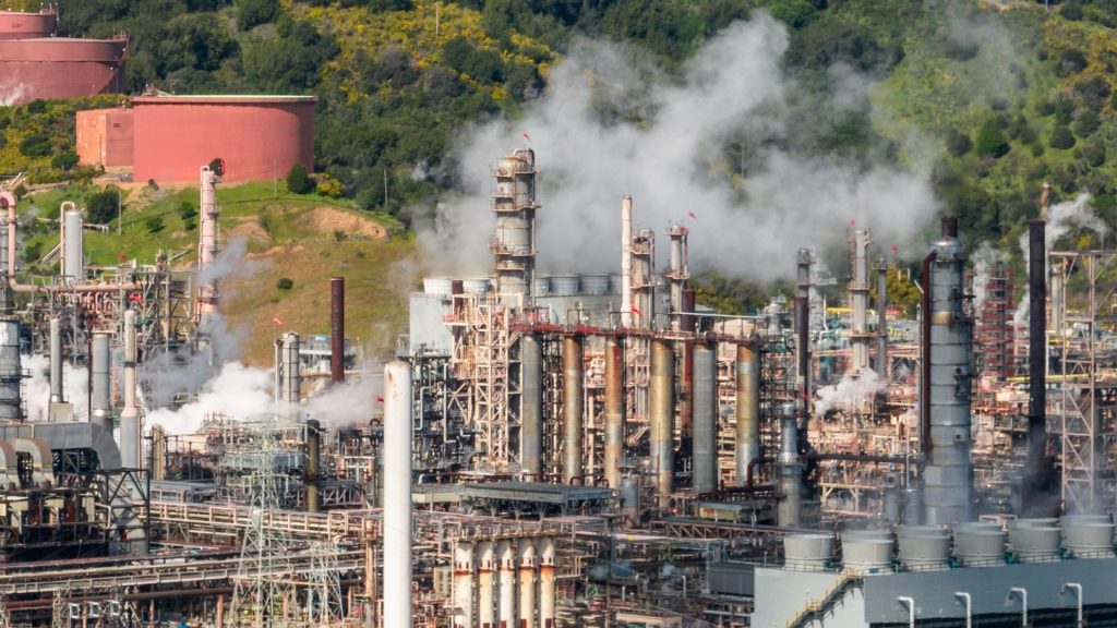 Petróleo baja a US$72 pese a la escalada militar entre EE.UU. e Irán
