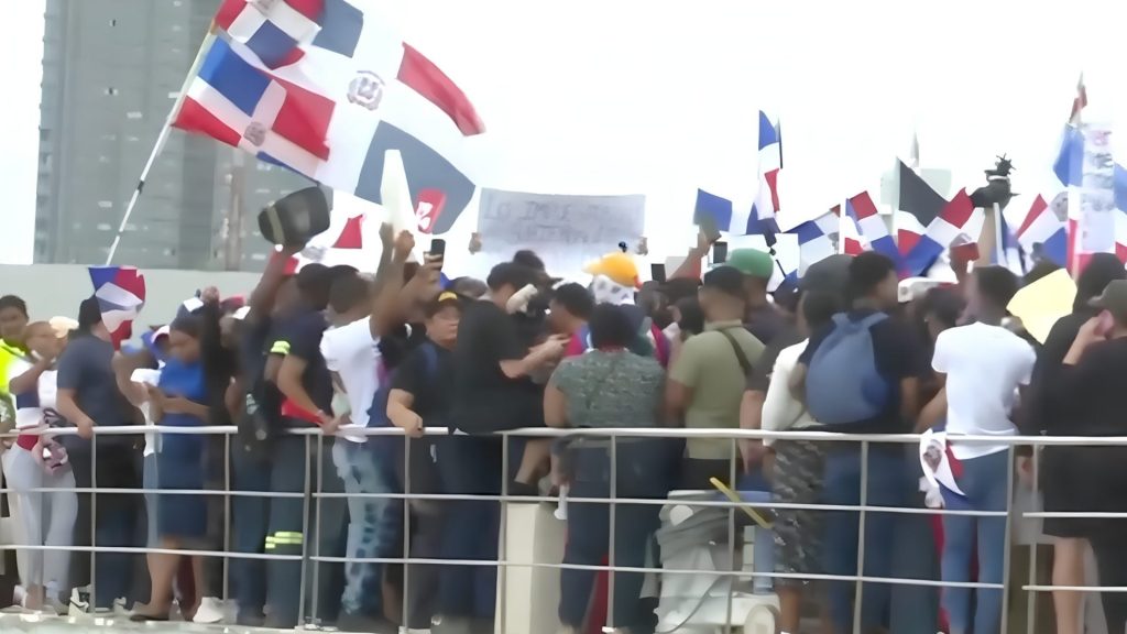 Cientos de ciudadanos protestan en la Plaza de la Bandera contra la llamada “Ley Mordaza”