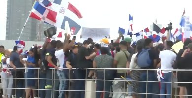 Cientos de ciudadanos protestan en la Plaza de la Bandera contra la llamada “Ley Mordaza”