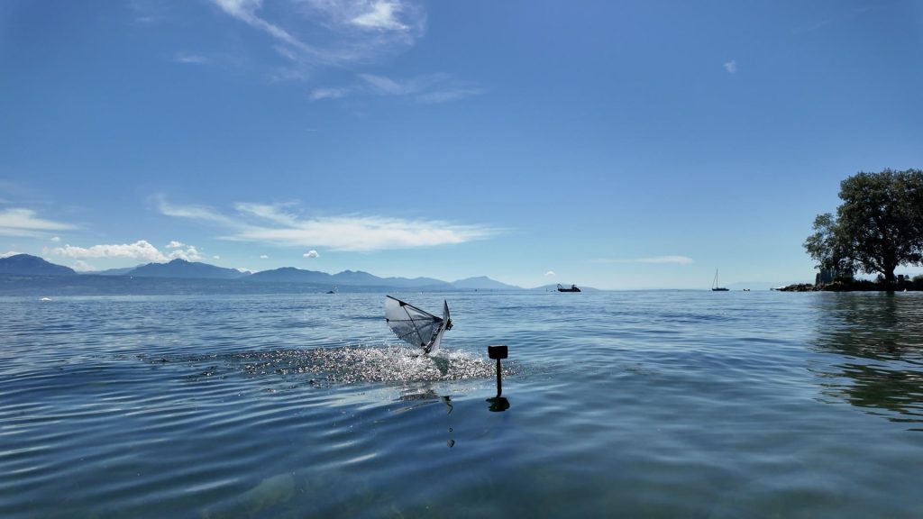 Un robot que nada y vuela como un ave buceadora, ¿una ayuda para la exploración oceánica?