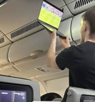 No aguantó la espera: compró WiFi para ver el partido y 187 pasajeros terminaron celebrando juntos