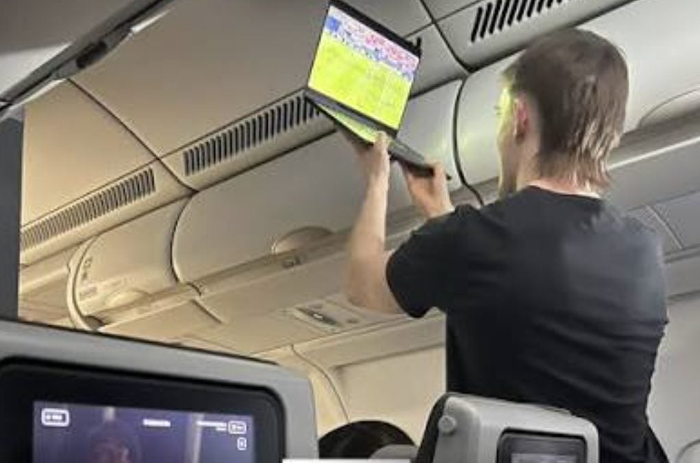 No aguantó la espera: compró WiFi para ver el partido y 187 pasajeros terminaron celebrando juntos