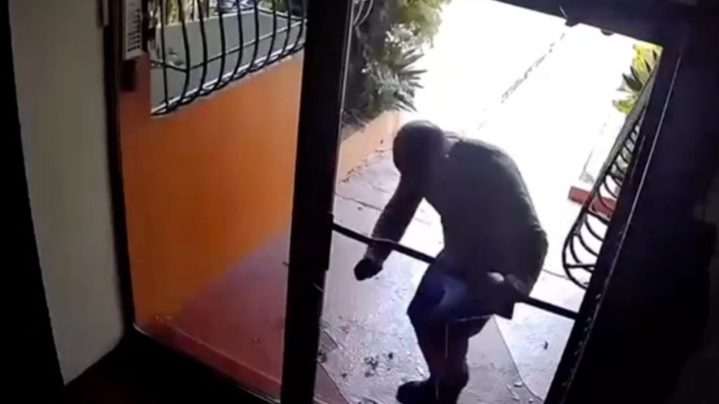 Momento en que hombre rompe puerta de cristal e intenta escapar de conductor