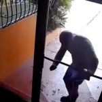 Momento en que hombre rompe puerta de cristal e intenta escapar de conductor
