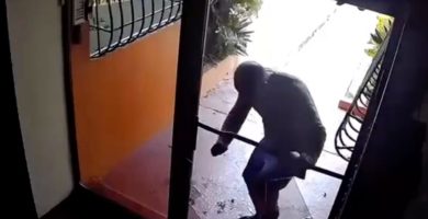 Momento en que hombre rompe puerta de cristal e intenta escapar de conductor
