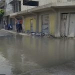 Aguas negras acumuladas frente al mercado municipal de Hato Mayor generan temor por riesgo sanitario