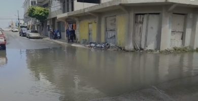 Aguas negras acumuladas frente al mercado municipal de Hato Mayor generan temor por riesgo sanitario