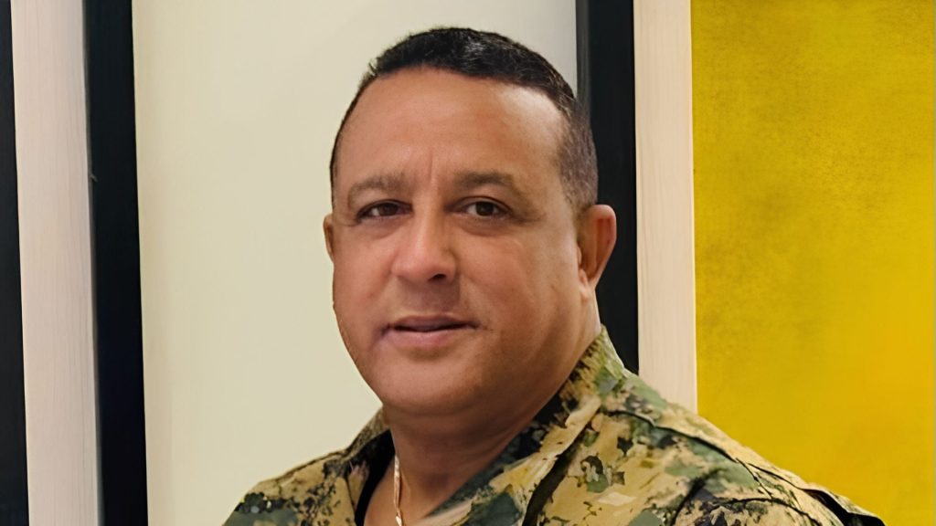 Suspenden a coronel por presuntas fiestas y permisos a reclusos en cárcel de Azua