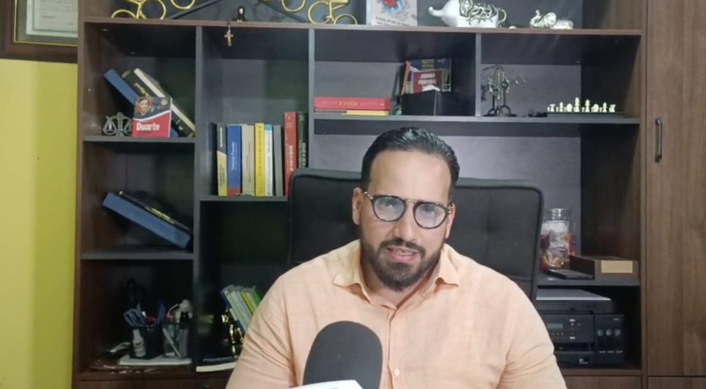 Fue agredido y sigue detenido: denuncian retraso en audiencia de coerción