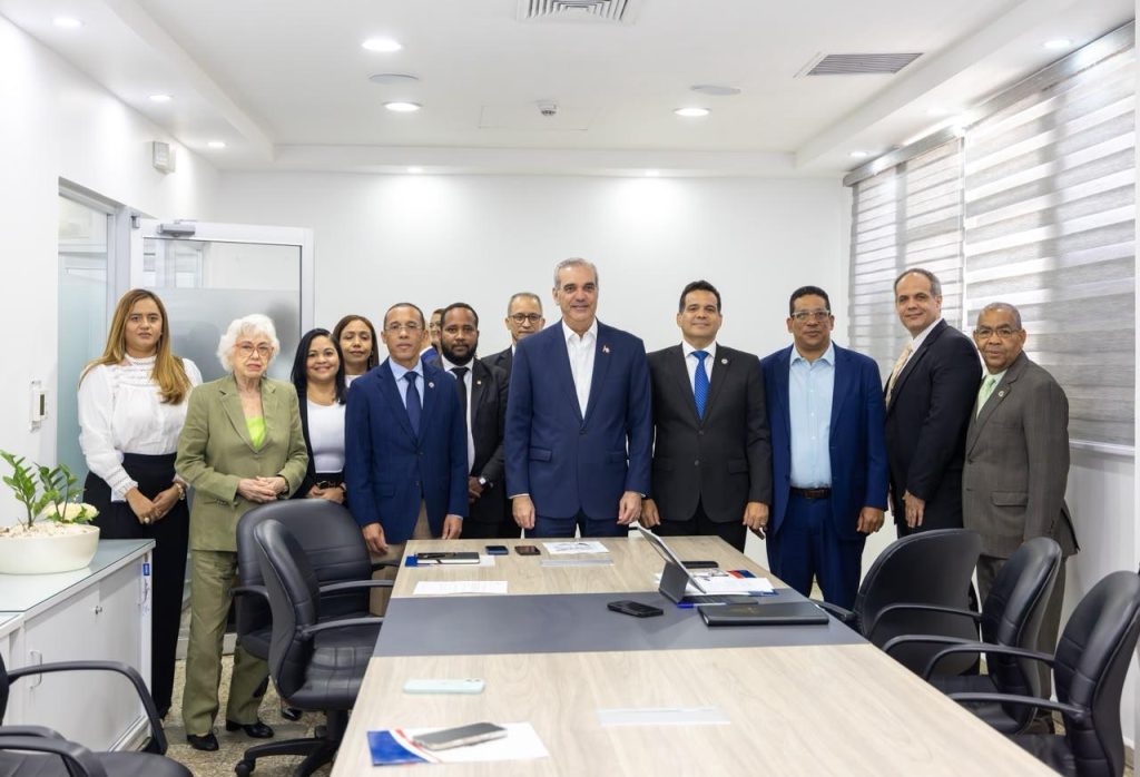 Abinader visita Contraloría y apuesta por más controles para proteger fondos públicos.