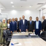 Abinader visita Contraloría y apuesta por más controles para proteger fondos públicos.