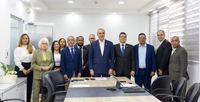 Abinader visita Contraloría y apuesta por más controles para proteger fondos públicos.
