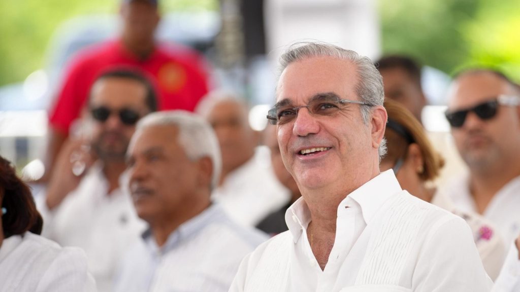 «Estamos para servir al pueblo»:presidente Abinader entrega seguros y pensiones en actividades de Samaná