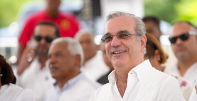 «Estamos para servir al pueblo»:presidente Abinader entrega seguros y pensiones en actividades de Samaná