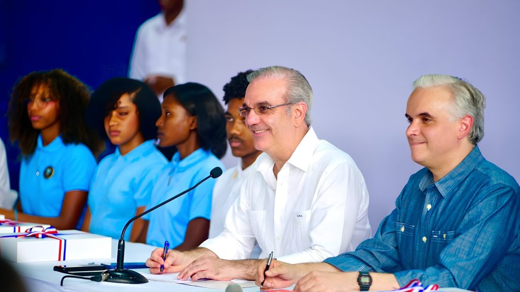 Abinader comprueba funcionamiento de programas de Alimentación Escolar y del Sistema Nacional de Transporte Estudiantil TRAE