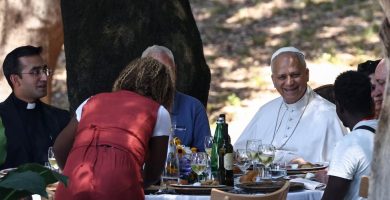 Papa León XIV comparte almuerzo con migrantes y personas vulnerables durante sus vacaciones