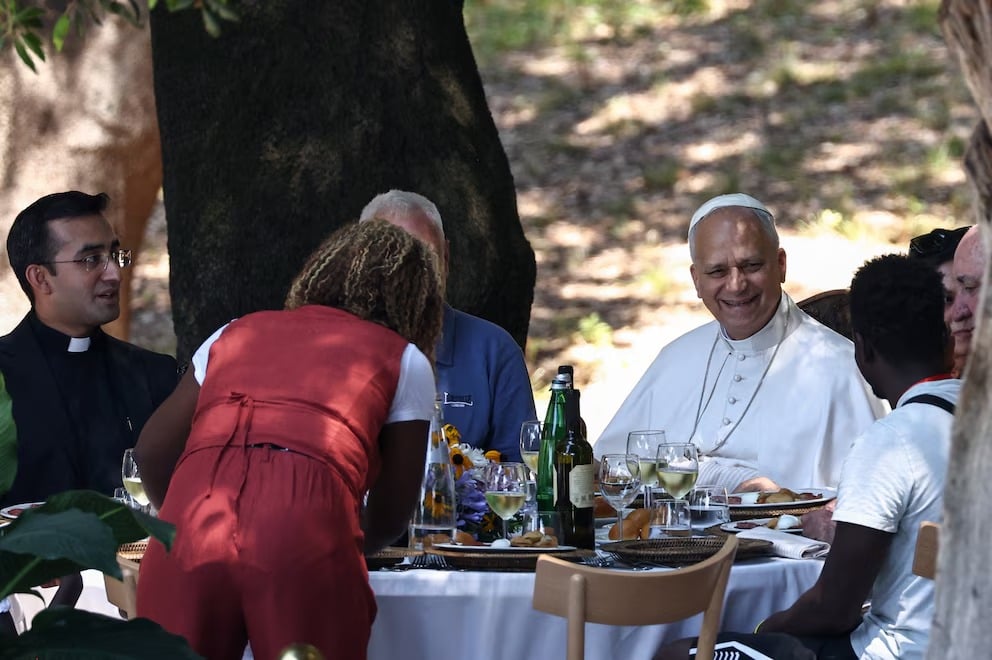 Papa León XIV comparte almuerzo con migrantes y personas vulnerables durante sus vacaciones