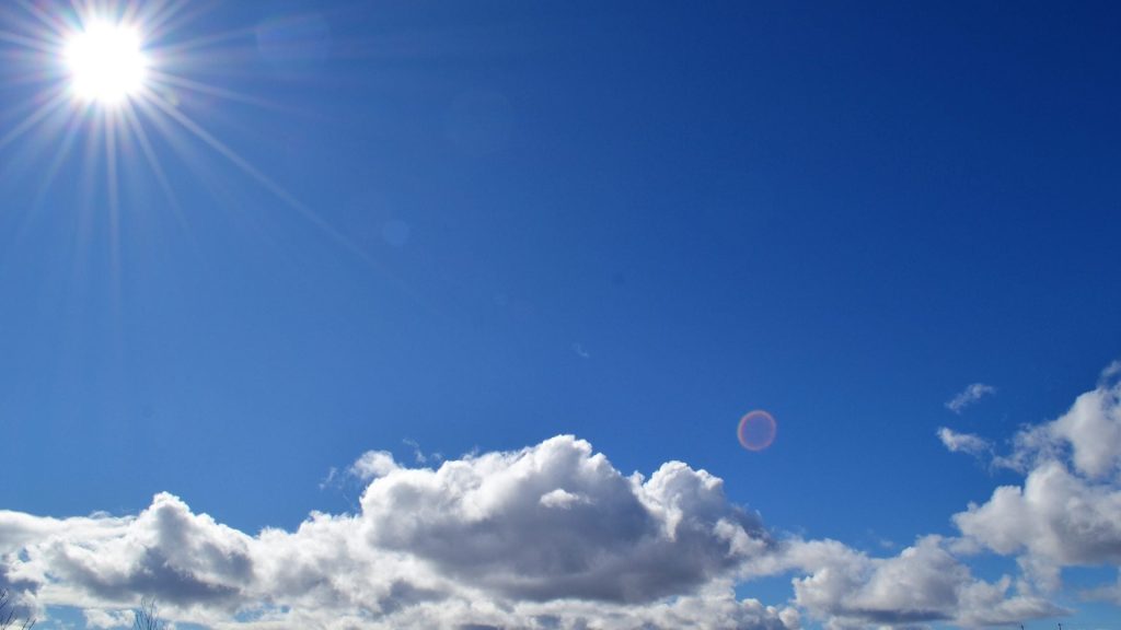 Soleado con ligeros incrementos nubosos y algunos chubascos locales