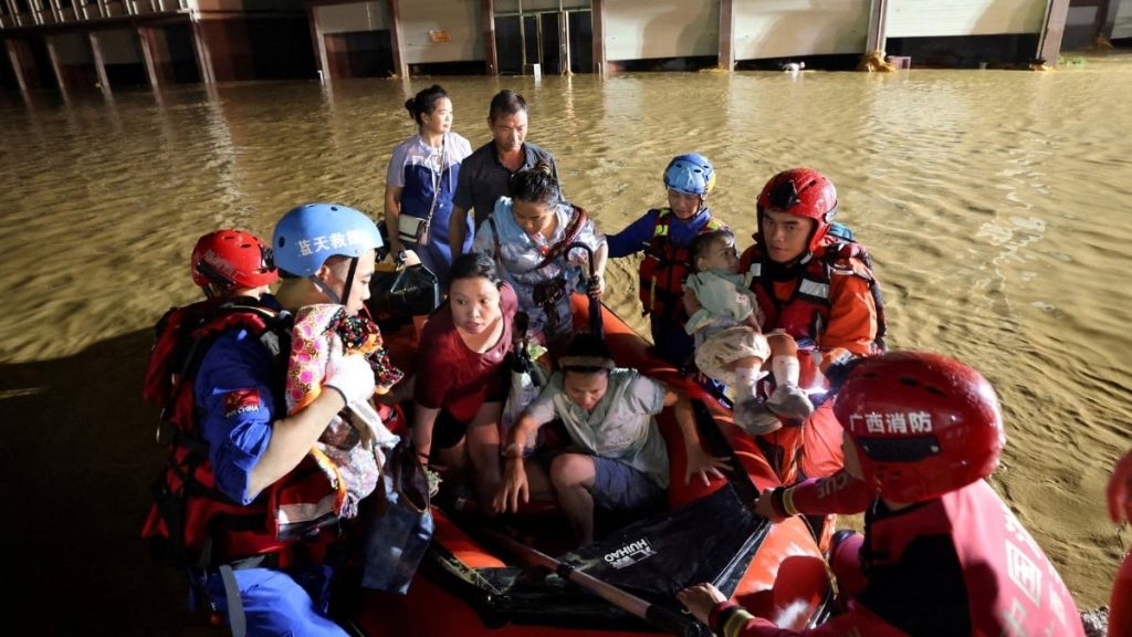 China evacúa a miles de estudiantes y profesores atrapados tras las inundaciones