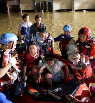 China evacúa a miles de estudiantes y profesores atrapados tras las inundaciones