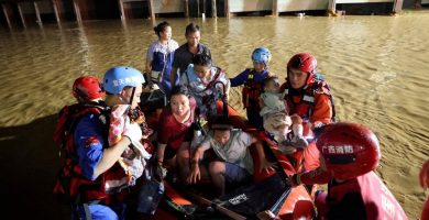 China evacúa a miles de estudiantes y profesores atrapados tras las inundaciones