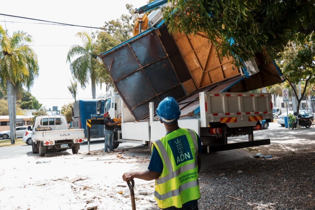 Alcaldía del Distrito Nacional retira dos bancas de lotería instaladas de manera irregular en la avenida Jiménez Moya