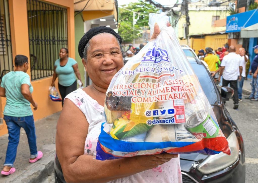 Gobierno invierte más de RD$15.8 millones en asistencia social y mejoras de viviendas en Samaná