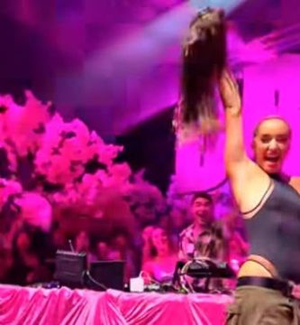 Lola Índigo pierde la peluca en pleno concierto y su reacción se vuelve viral