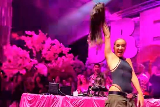 Lola Índigo pierde la peluca en pleno concierto y su reacción se vuelve viral