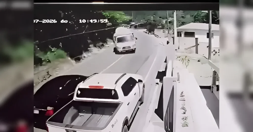 Investigan percance vial entre carro y camión en Constanza