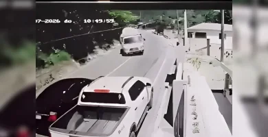 Investigan percance vial entre carro y camión en Constanza