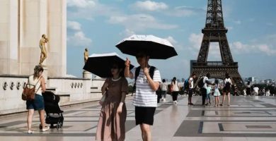 Ola de calor obliga a la Torre Eiffel y al Louvre a adelantar sus cierres en París