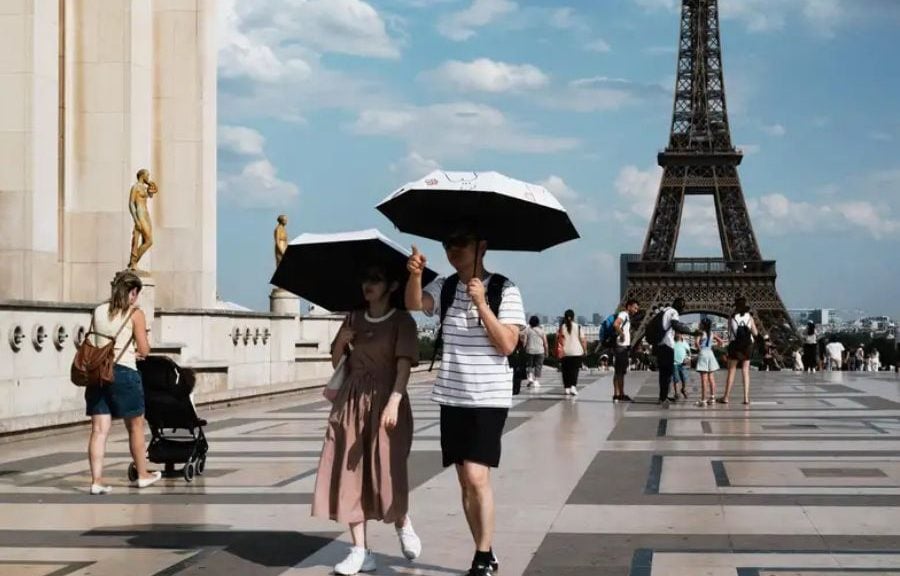 Ola de calor obliga a la Torre Eiffel y al Louvre a adelantar sus cierres en París
