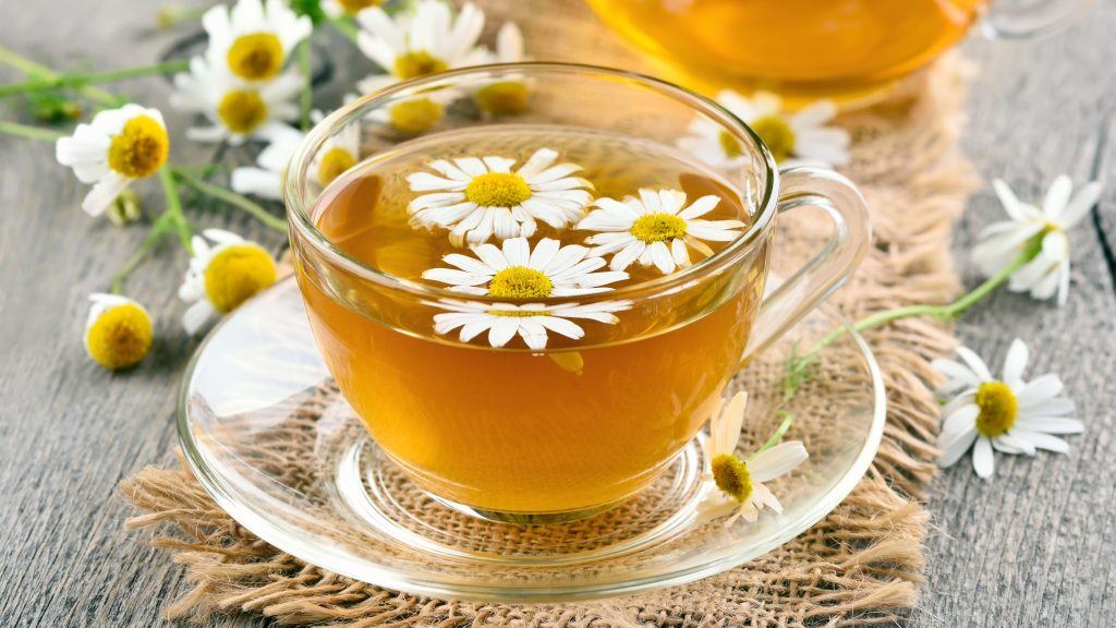 Expertos recomiendan tomar té de manzanilla antes de dormir por sus posibles beneficios para el sueño y la salud