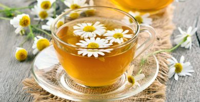 Expertos recomiendan tomar té de manzanilla antes de dormir por sus posibles beneficios para el sueño y la salud