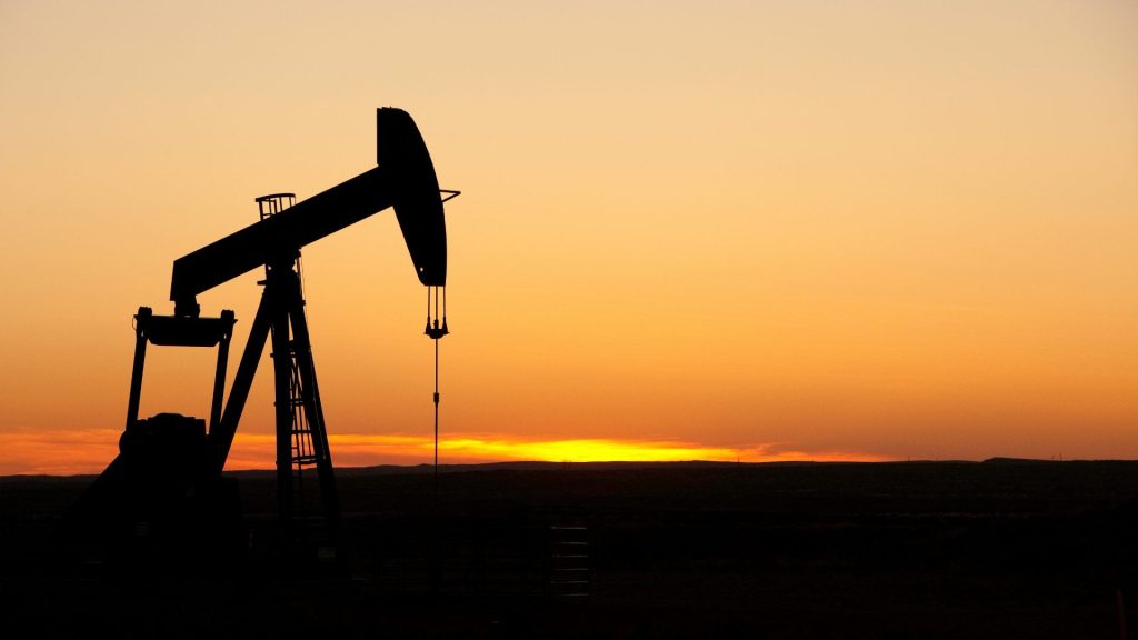Petróleo intermedio de Texas sube un 3,25 % este lunes tras anuncio de Irán de cerrar el estrecho de Ormuz