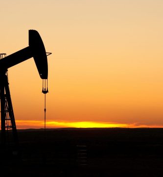 Petróleo intermedio de Texas sube un 3,25 % este lunes tras anuncio de Irán de cerrar el estrecho de Ormuz