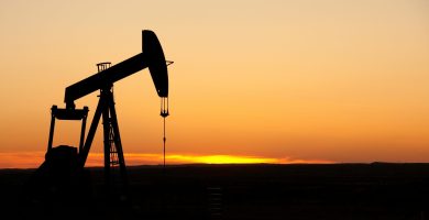 Petróleo intermedio de Texas sube un 3,25 % este lunes tras anuncio de Irán de cerrar el estrecho de Ormuz